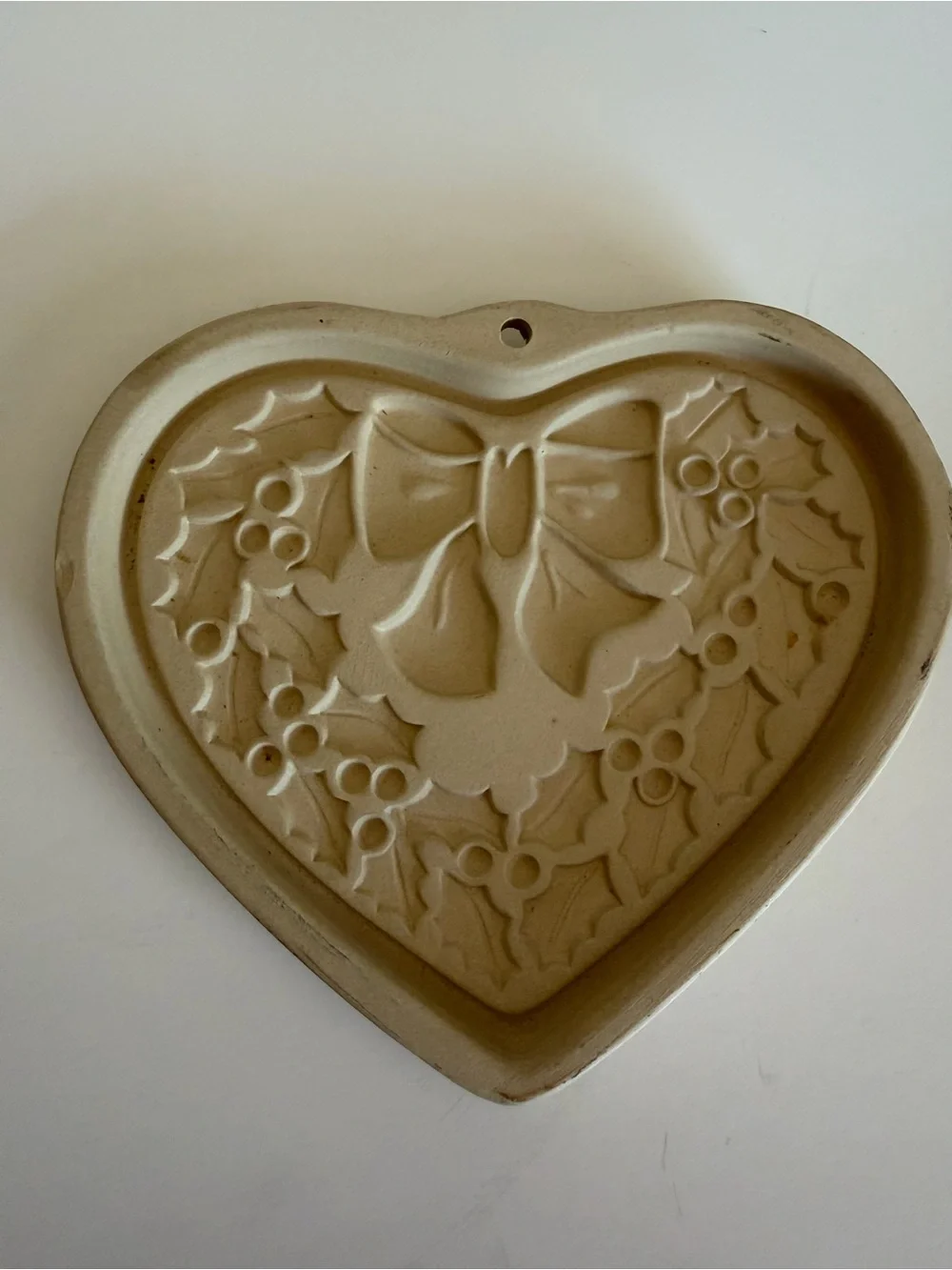 Pampered Chef “Seasons of the Heart” heart shaped stoneware cookie mold. Read